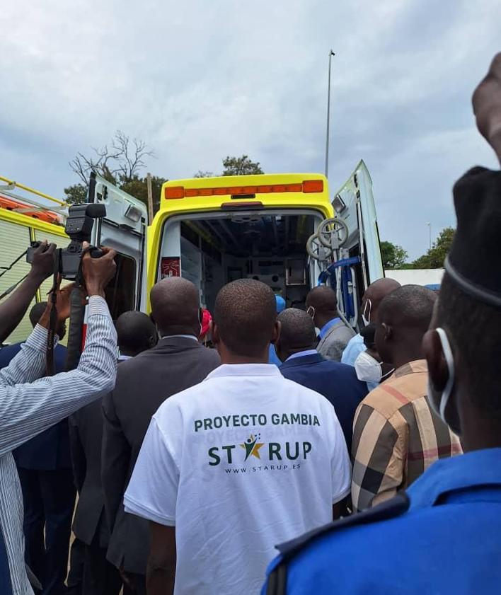 Imagen secundaria 2 - La entrega de material sanitario y vehículos se llevó a cabo en el exterior de la residencia oficial del presidente del Gambia, Adama Barrow. 