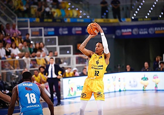 Joe Thomasson lanza a canasta durante el encuentro ante Rio Breogán en el Arena.