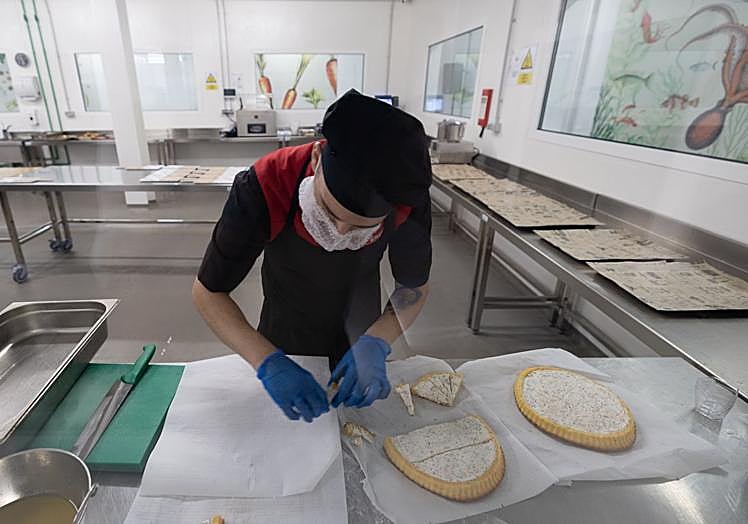 Preparación de la línea de platos preparados en la nueva fábrica de Mercalaspalmas.
