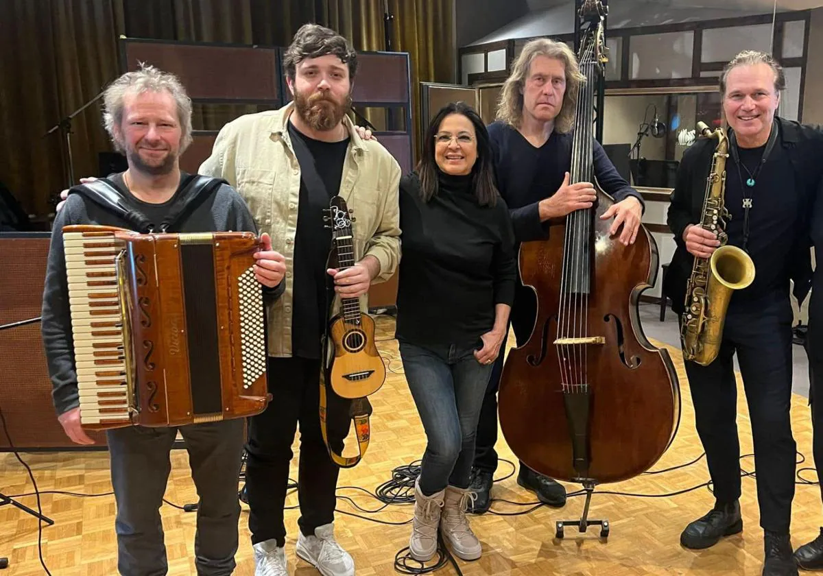 Olga Cerpa y Mestisay, Hirahi Afonso y Quadro Nuevo, en Münich durante la grabación.