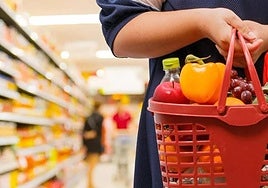 La cesta de la compra en un supermercado.