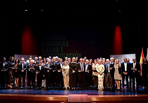 Foto de familia de los sanitarios premiados por la Consejería de Sanidad.