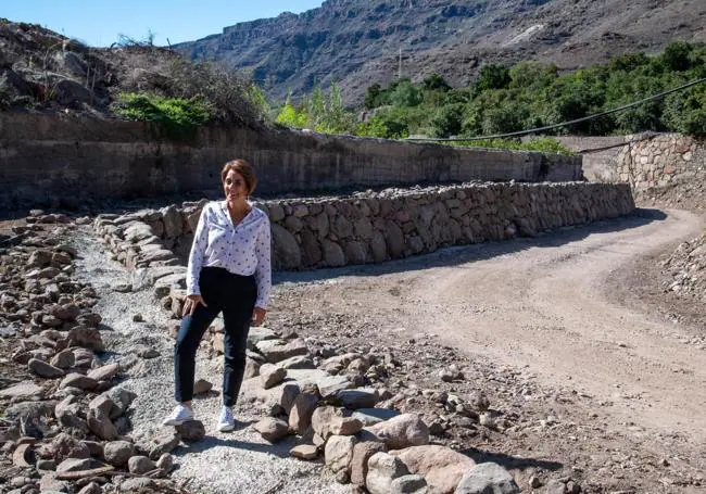 La alcaldesa, en la senda verde que ya se construye en el barranco de Mogán.