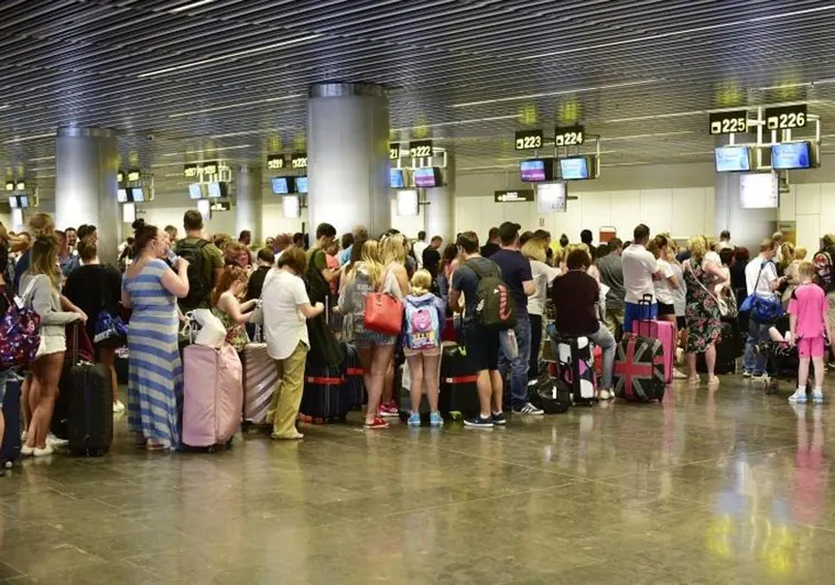 Colas en lel Aeropuerto de Gran Canaria durante el verano.