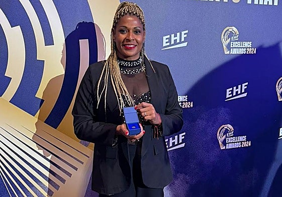 Marta Mangué, radiante de felicidad, posa con su credencial del Hall of Fame de la EHF en Viena.