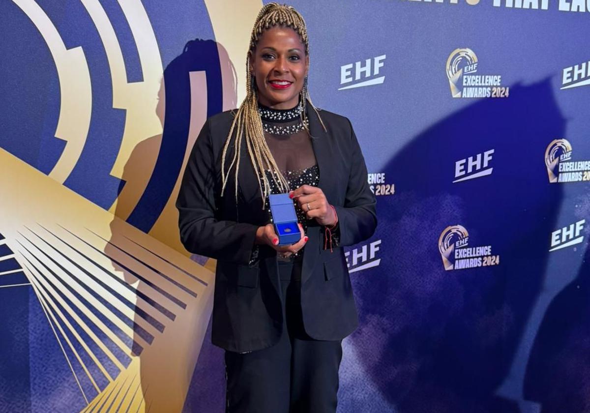 Marta Mangué, radiante de felicidad, posa con su credencial del Hall of Fame de la EHF en Viena.