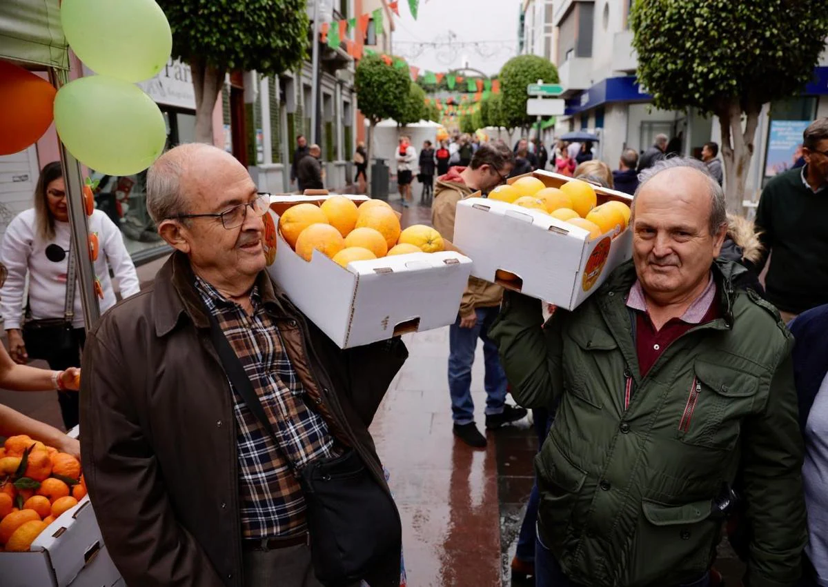 Imagen secundaria 1 - Los asistentes disfrutaron de la feria en Telde.