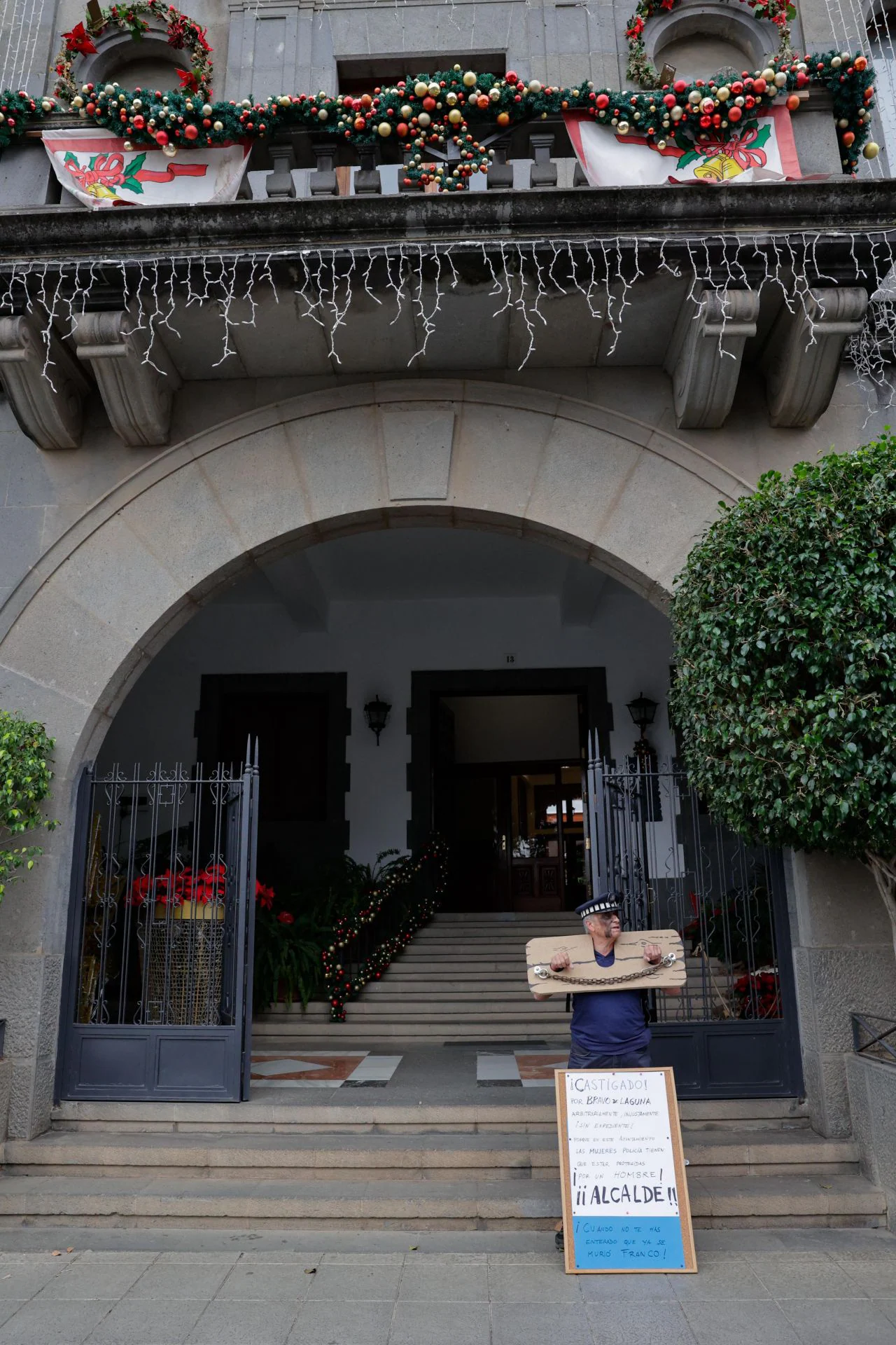 Un Policía Local de Santa Brígida protesta a las puertas del Ayuntamiento