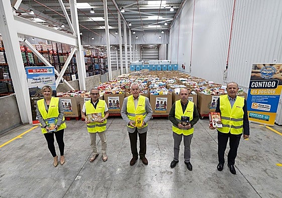 Representantes de SPAR Gran Canaria y del Banco de Alimentos durante la entrega de la mercancía solidaria.