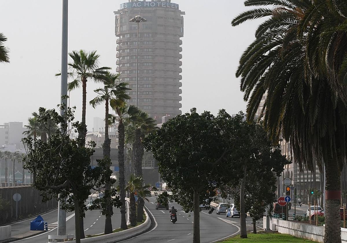 El polvo en suspensión envuelve Canarias: la poca visibilidad recuerda a la supercalima de 2020