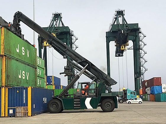 Imagen de la terminal de Gesport en Las Palmas, en una operativa de movimiento de contenedores.