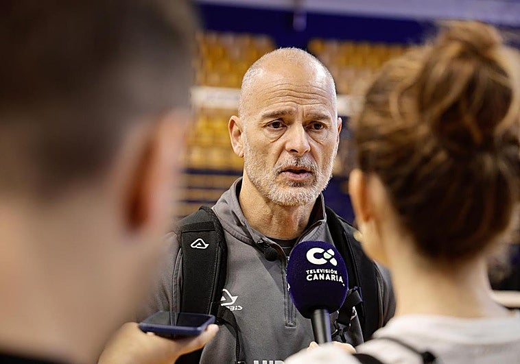 Fran Carballo, entrenador del Hidramar, atiende a los medios en el CID.