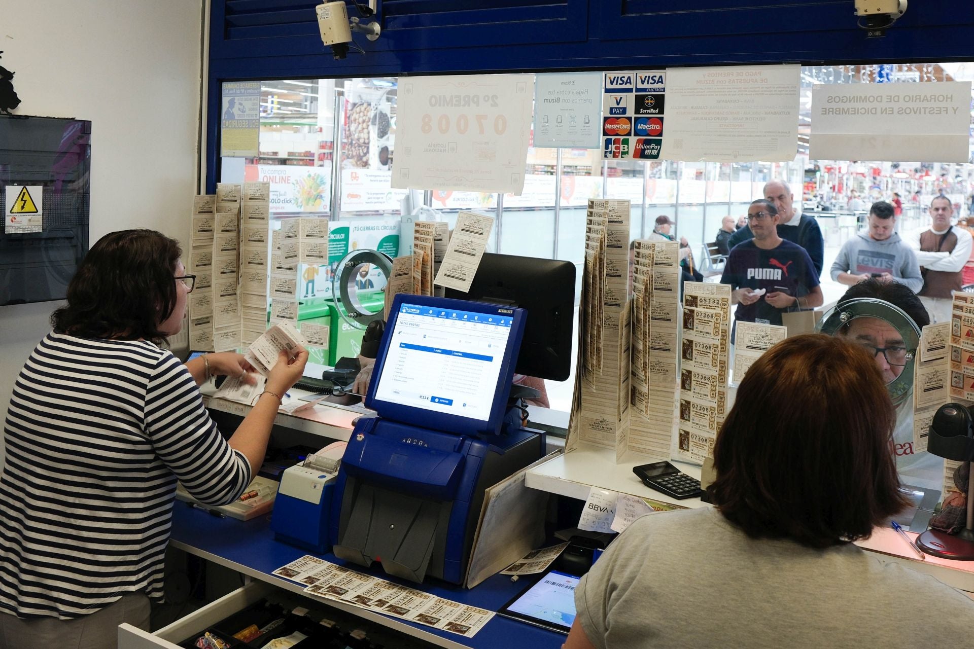 Las imágenes del ambiente en diferentes administraciones de lotería de Gran Canaria