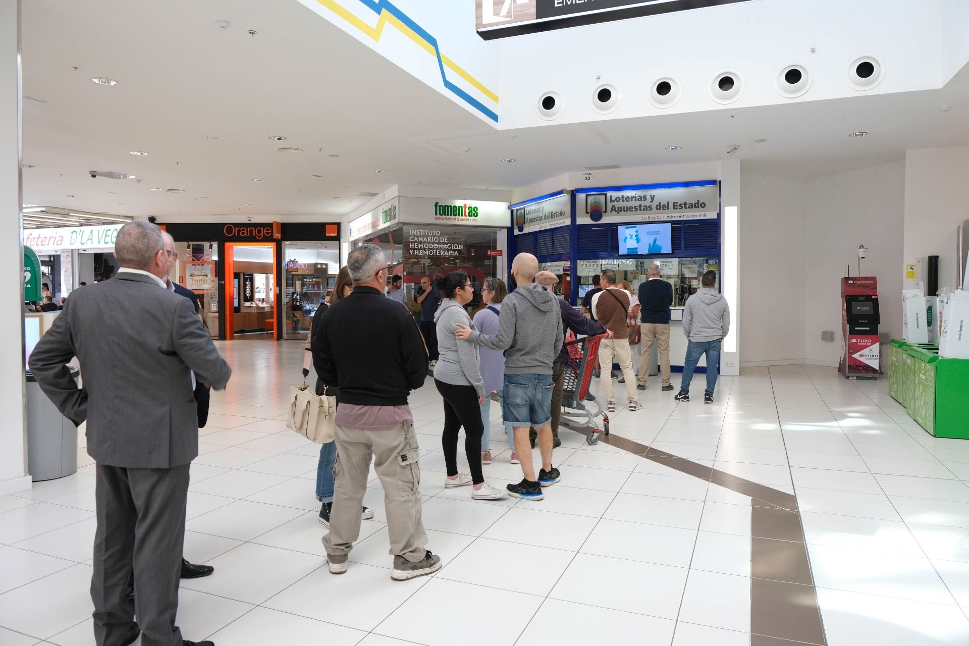 Las imágenes del ambiente en diferentes administraciones de lotería de Gran Canaria