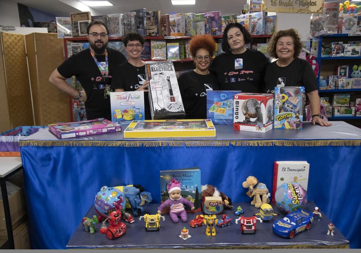 David Vendrell, Sara Guerrero, Miriam Gómez, Nerea Rodríguez y Carmen Armas, en la tienda solidaria de la Casa de Galicia.