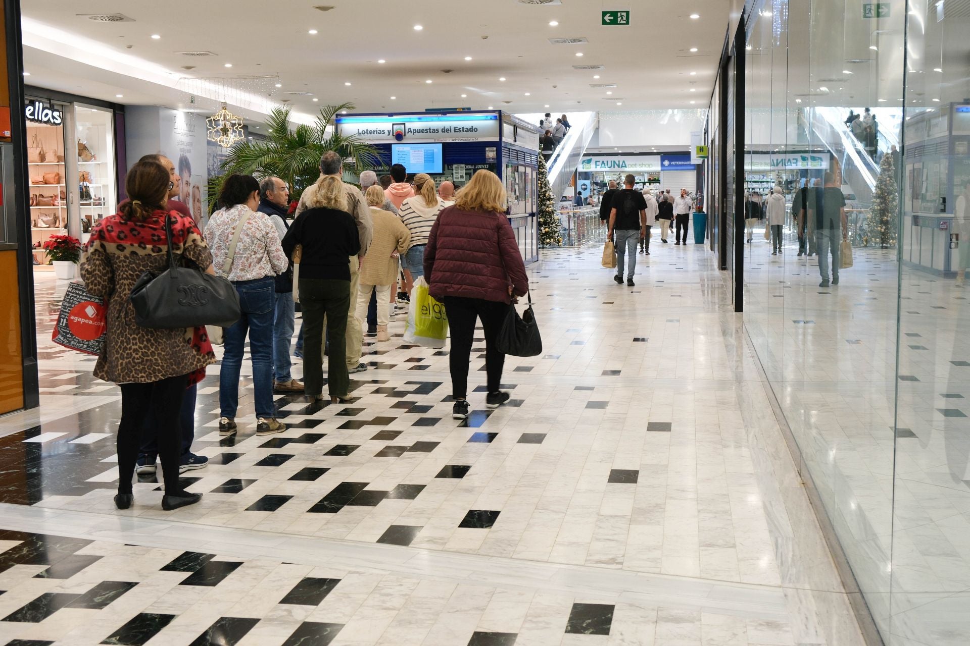 Las imágenes del ambiente en diferentes administraciones de lotería de Gran Canaria