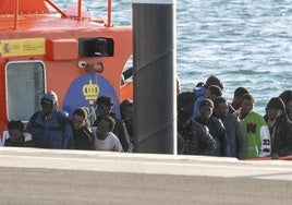 Migrantes llegando al muelle de Arrecife.