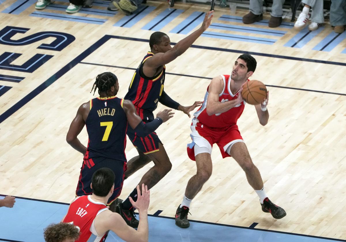 Santi Aldama de los Memphis Grizzlies cuajó un gran partido frente a los Golden State Warriors este jueves, en el FedEx Forum en Memphis (Estados Unidos).