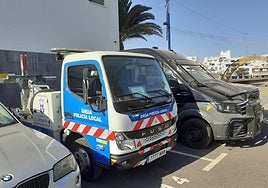 Grúa estacionada en dependencias de la Policía Local.
