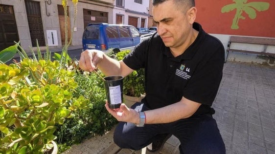 El director del Iuetspc, Jacob Lorenzo, con una ovitrampa en Piletas.