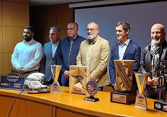 Rogelio Peñate, rodeado de autoridades políticas y deportivas en su homenaje.