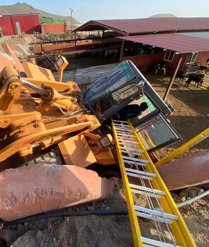 Imagen secundaria 2 - Accidente laboral en Agüimes: se queda atrapado en un tractor, que se precipitó por un muro de 3 metros