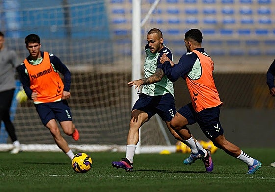 Sandro Ramírez controla el esférico durante el entrenamiento en el Gran Canaria.