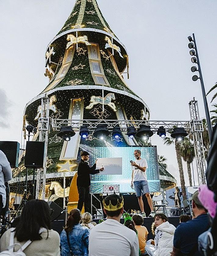Imagen secundaria 2 - ¡La magia de la Navidad brilló en el Centro Comercial Las Arenas con la llegada de Papá Noel!