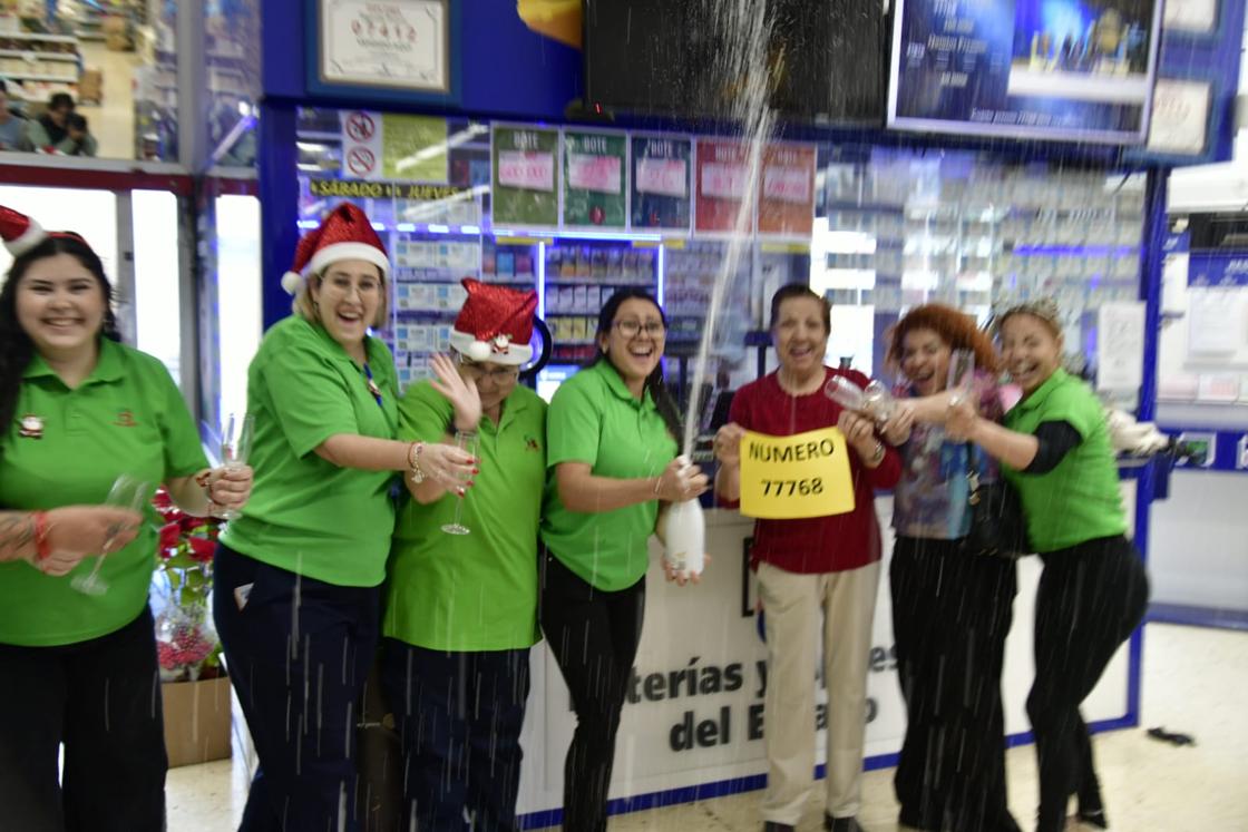 Supermercado Bolaños de Doctoral acoge con sorpresa el cuarto premio que vendieron, el 77768.