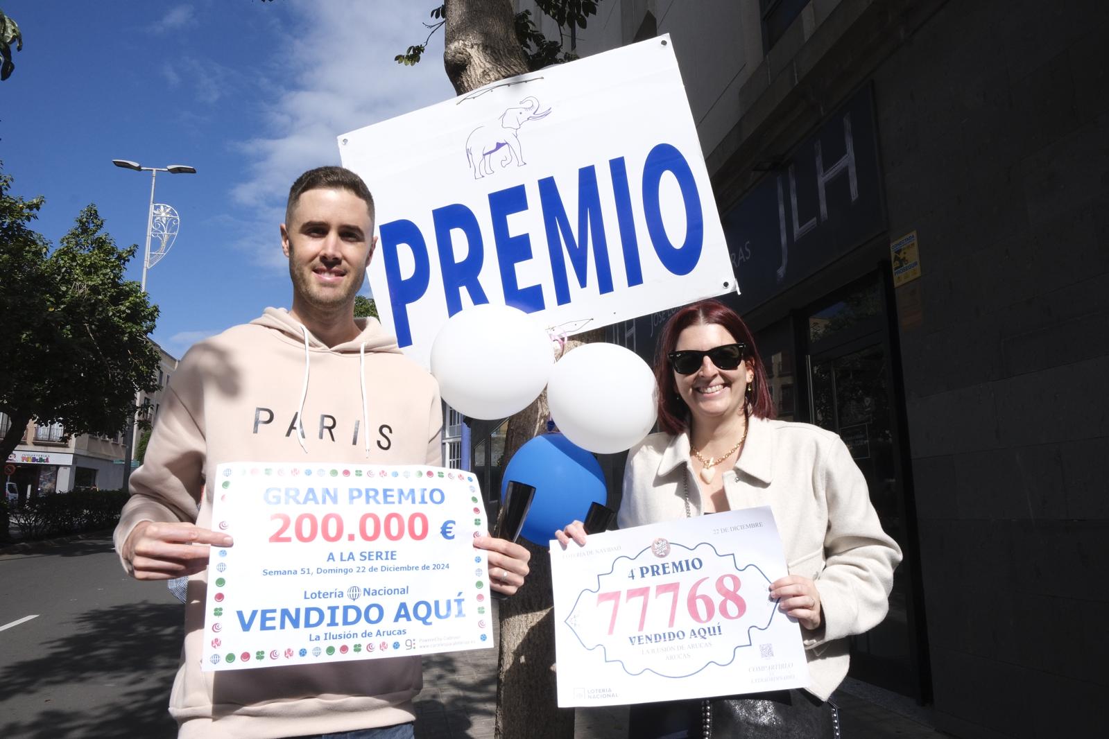 Aday y Elisabeth celebran en la administración La ilusión de Arucas los 20.000 euros que les ha dejado el cuarto premio, el 77768