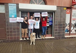 Nuria del Pino y su familia, felices en su Bazar Laura de La Garita.