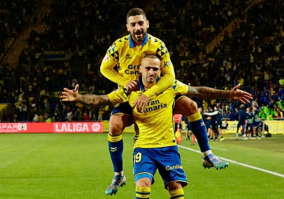 Sandro festeja su gol. A hombros, Álex Suárez comparte la felicidad.