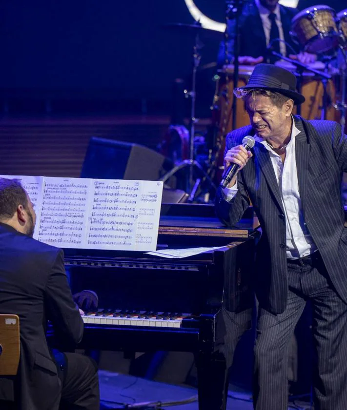 Imagen secundaria 2 - Santiago Auserón, en 2022, celebrando los 25 años de la Gran Canaria Big Band. 