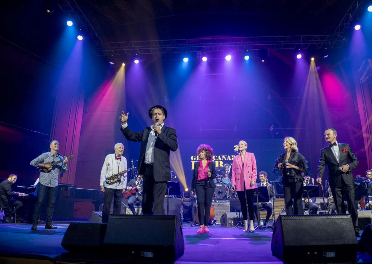 Imagen secundaria 1 - Santiago Auserón, en 2022, celebrando los 25 años de la Gran Canaria Big Band. 