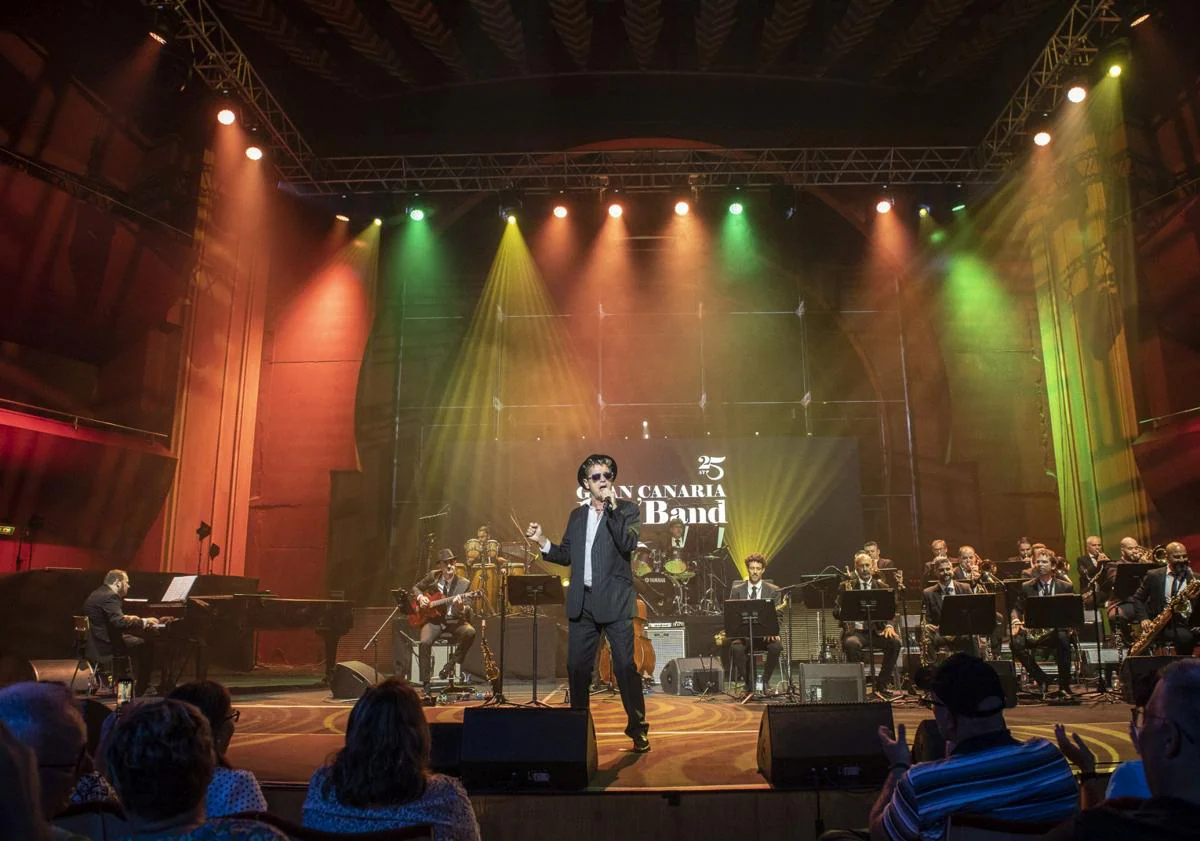 Imagen principal - Santiago Auserón, en 2022, celebrando los 25 años de la Gran Canaria Big Band. 