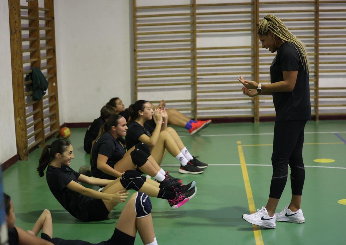 Imagen secundaria 1 - Marta Mangué ya moldea figuras en su vivero: «Me emociona formar a niños»