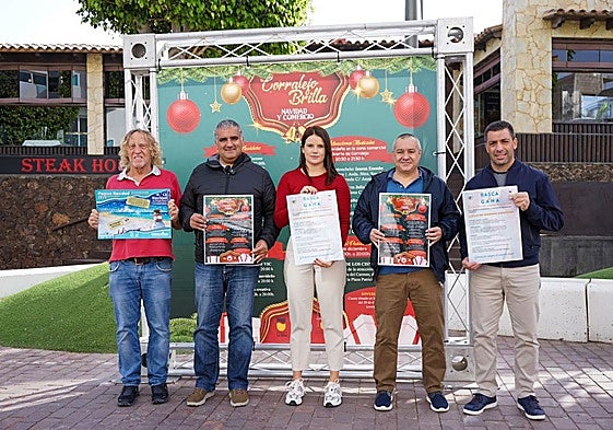 La concejala Alexandra Martín, con comerciantes de Corralejo.