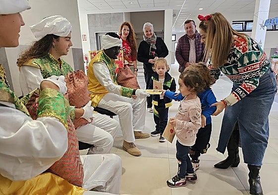 Los pajes reales, con las niñas del CEIP El Castillo, que se inauguró este curso.