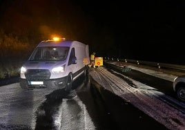 Imagen de la carretera LP-1 entre El Fayal y Garafía cortada por hielo en la vía.