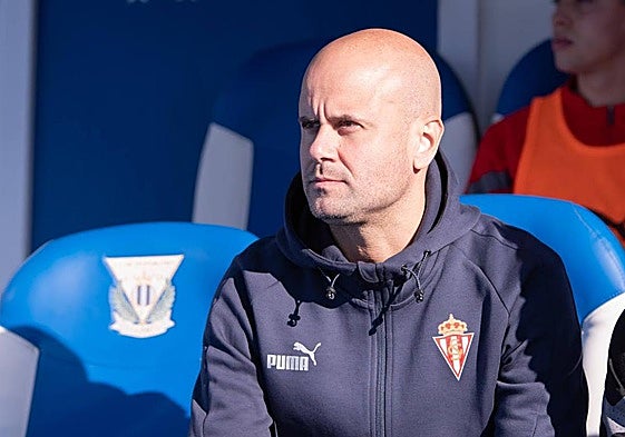 El entrenador Miguel Ángel Ramírez, en su etapa con el Sporting de Gijón.