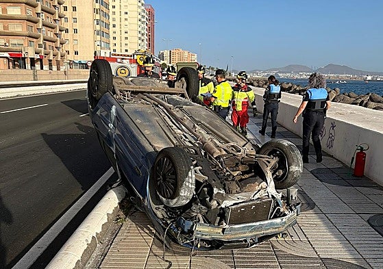 Imagen del vehículo sobre la acera de la GC-1.