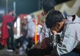 Foto: Dos migrantes menores en el puerto de Gran Tarajal | Vídeo: un barco de Fred Olsen se cruza con un cayuco.