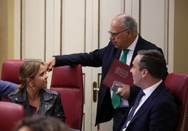 Casimiro Curbelo (c), con otros diputados en el Parlamento.