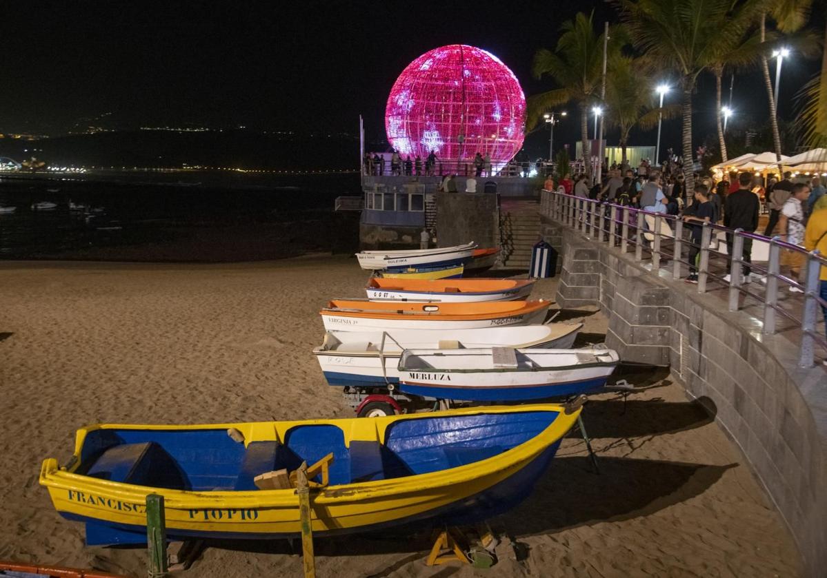 Imagen de la playa de Las Canteras de noche durante la presente Navidad.