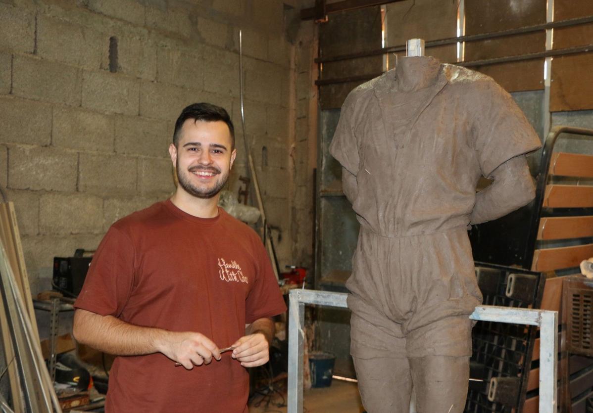 Antonio del Rosario, en su taller de Sardina del Sur con la estatua muy avanzada.