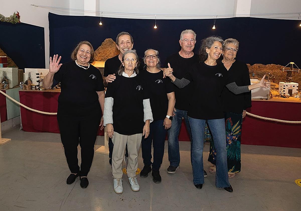 Equipo que elaboró el Nacimiento en el centro cultural de Parque Holandés.