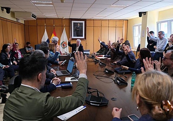 Votación en el pleno extraordinario celebrado en las oficinas municipales.