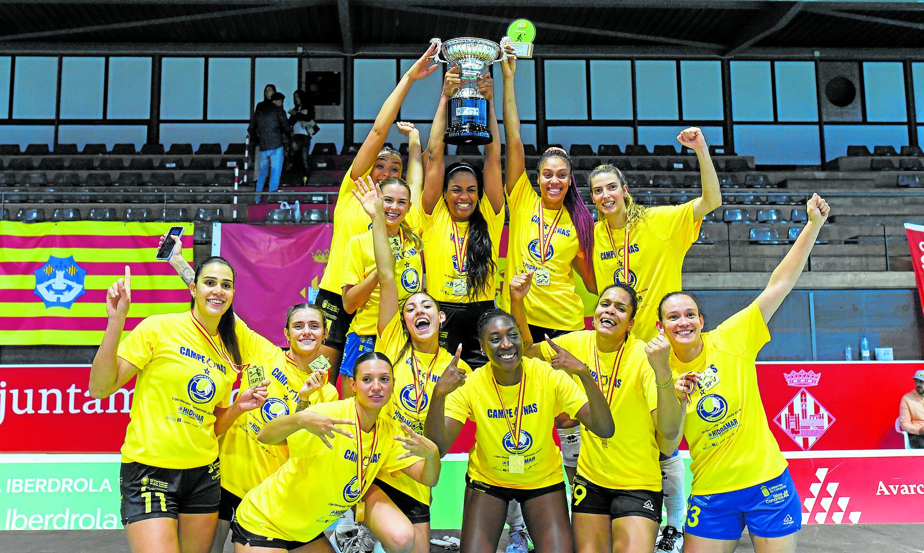 Los dos clubes de Las Palmas de Gran Canaria ganaron este año que se cierra todos los títulos nacionales: la Liga, la Copa, la Supercopa y la nueva Copa Ibérica, algo sin precedentes para una ciudad de España, que cuenta con los mejores equipos de voleibol tanto en femenino como en masculino.