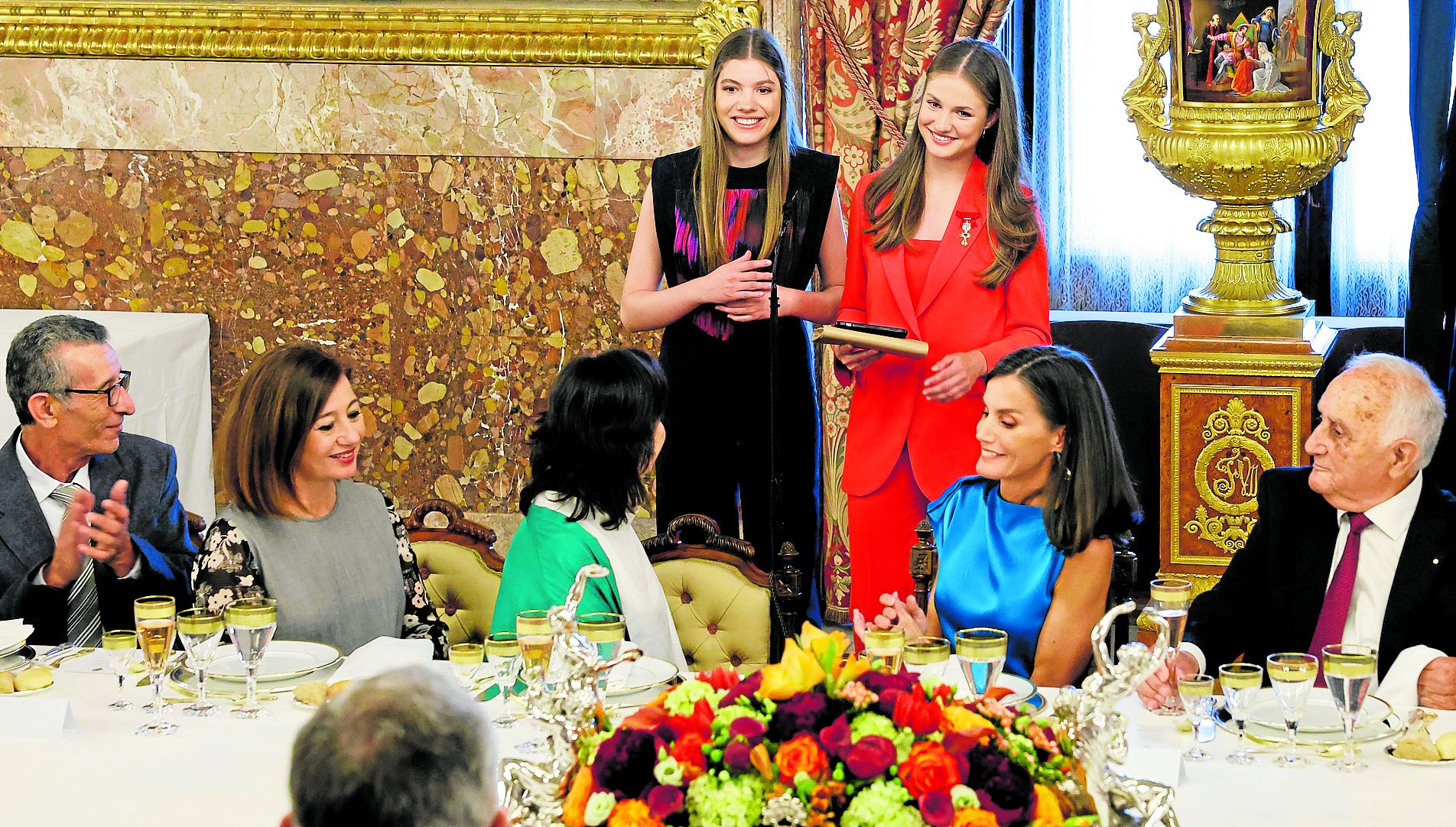 19 de junio | Leonor, princesa de Asturias (d), y su hermana, la infanta Sofía, sonríen durante el almuerzo en el Palacio Real en Madrid.