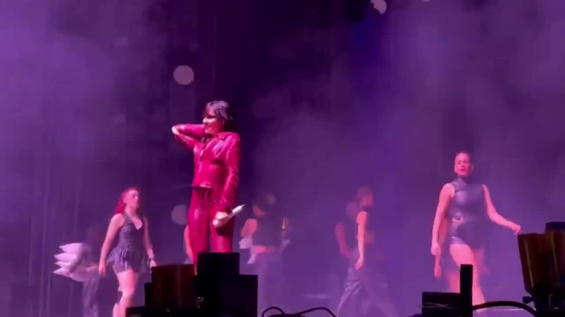 Aitana conquista Monterrey vestida de cuero rojo
